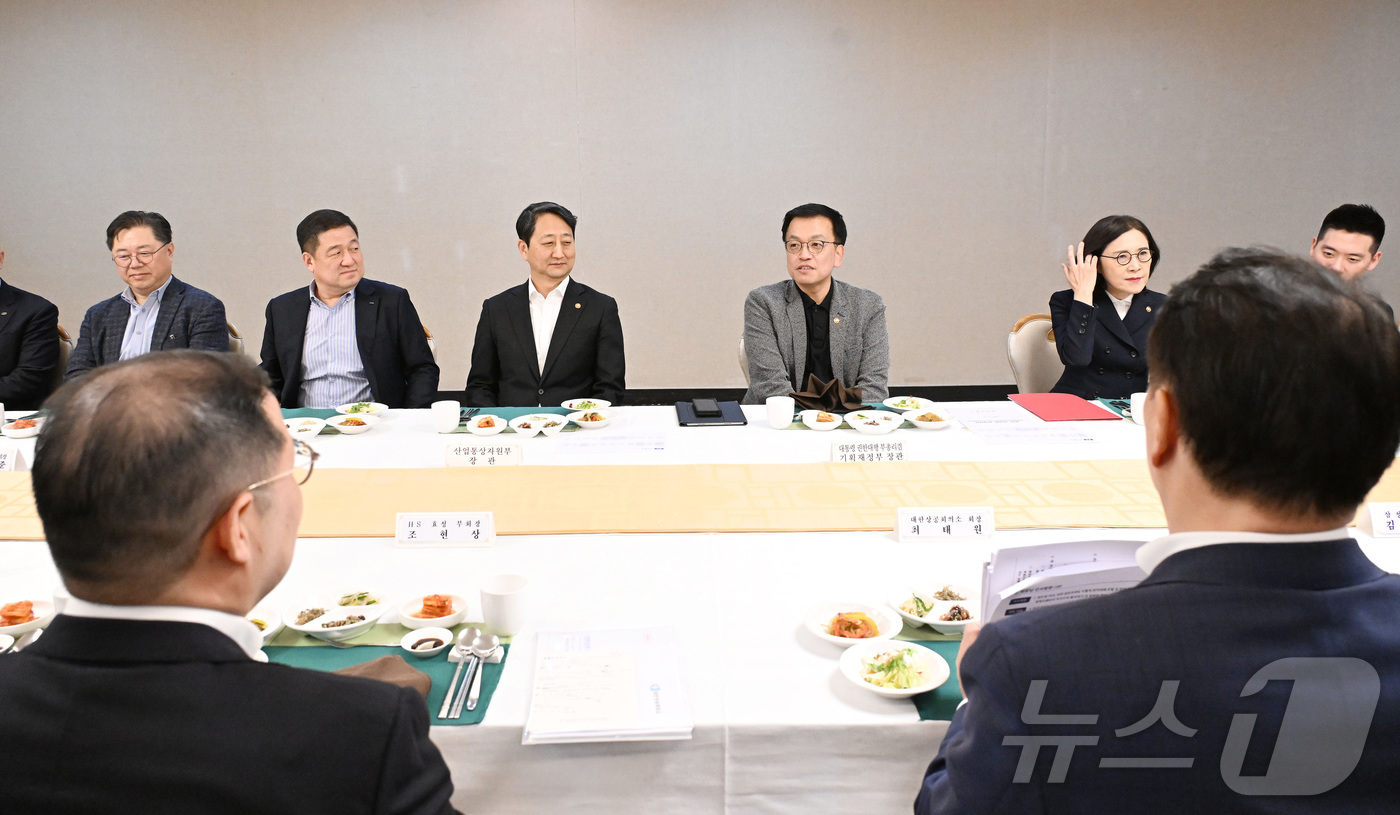 (서울=뉴스1) = 최상목 대통령 권한대행 부총리 겸 기획재정부 장관이 16일 저녁 서울 종로구 정부서울청사에서 관계부처 장.차관, 기업대표 등 22명이 참석한 가운데 열린 '대미 …