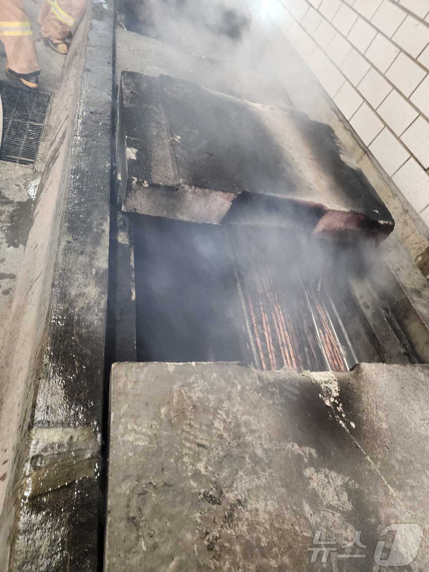 본문 이미지 - 16일 오후 인제 미시령터널 내 화재 현장.&#40;강원도소방본부 제공&#41; 2025.2.16/뉴스1