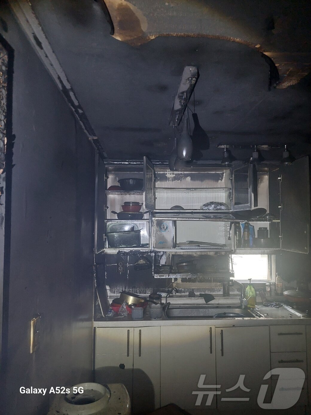 본문 이미지 - 16일 오전 7시 56분쯤 인천시 미추홀구 도화동 소재 아파트 6층에서 불이 났다.&#40;인천소방본부 제공.재판매 및 DB금지&#41;2025.2.17/뉴스1