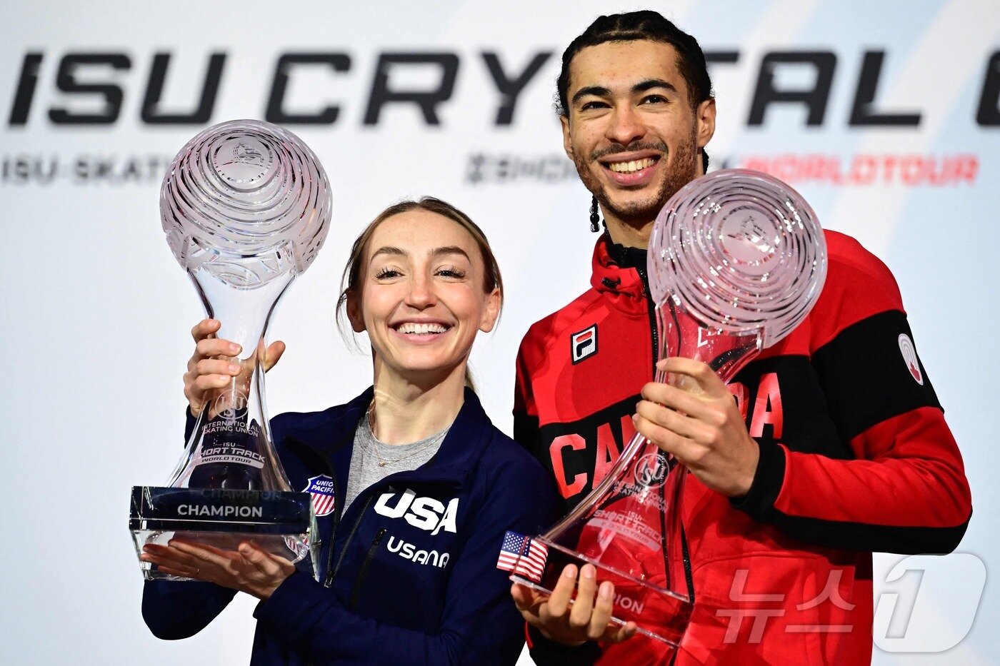 본문 이미지 - 2024-25 쇼트트랙 월드 투어 종합 우승을 차지한 크리스틴 산토스-그리스월드(미국·왼쪽)와 윌리엄 단지누(캐나다). ⓒ AFP=뉴스1