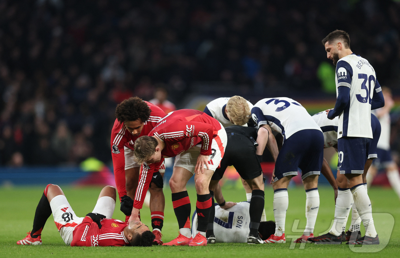 (런던 로이터=뉴스1) 우동명 기자 = 토트넘의 손흥민이 16일(현지시간) 영국 런던의 토트넘 홋스퍼 스타디움에서 열린 EPL 맨체스터 유나이티드(맨유)와 경기 중 상대 선수 카세 …