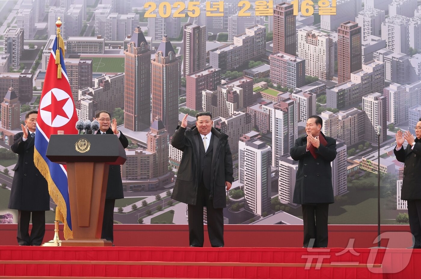 본문 이미지 - &#40;평양 노동신문=뉴스1&#41; = 김정은 북한 노동당 총비서가 지난 2월 17일 화성지구 4단계 1만 세대 살림집 건설 착공식에 참석한 모습. [국내에서만 사용가능. 재배포 금지. DB 금지. For Use Only in the Republic of Korea. Redistribution Prohibited] rodongphoto@news1.kr