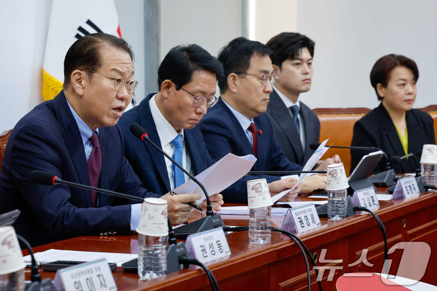 (서울=뉴스1) 안은나 기자 = 권영세 국민의힘 비상대책위원장이 17일 오전 서울 여의도 국회에서 열린 비상대책위원회의에 참석해 모두 발언하고 있다. 2025.2.17/뉴스1