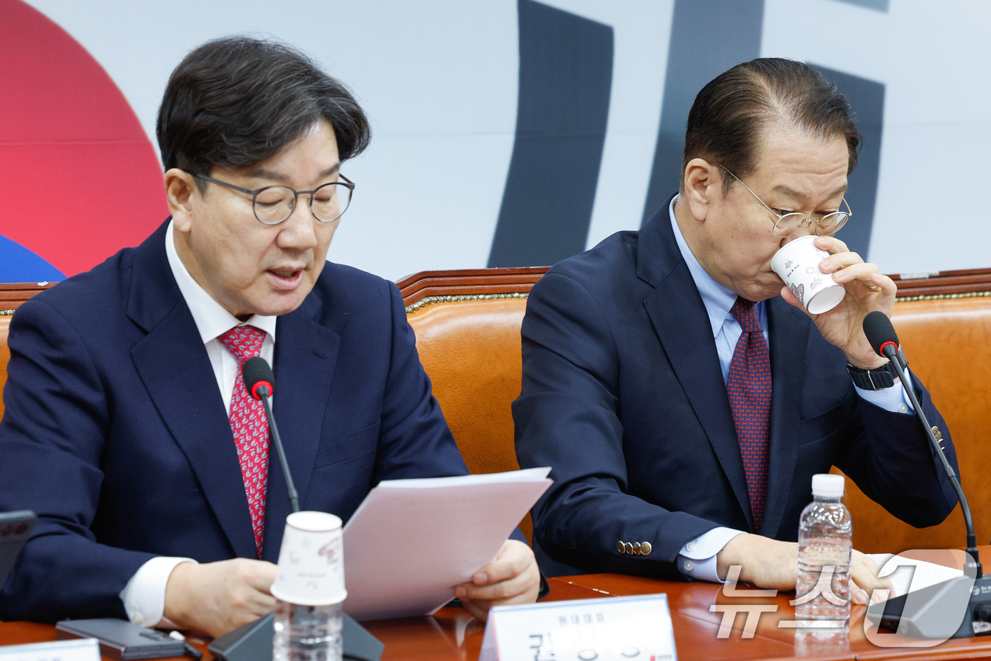 (서울=뉴스1) 안은나 기자 = 권영세 국민의힘 비상대책위원장이 17일 오전 서울 여의도 국회에서 열린 비상대책위원회의에 참석해 물을 마시고 있다. 왼쪽은 권성동 원내대표. 202 …