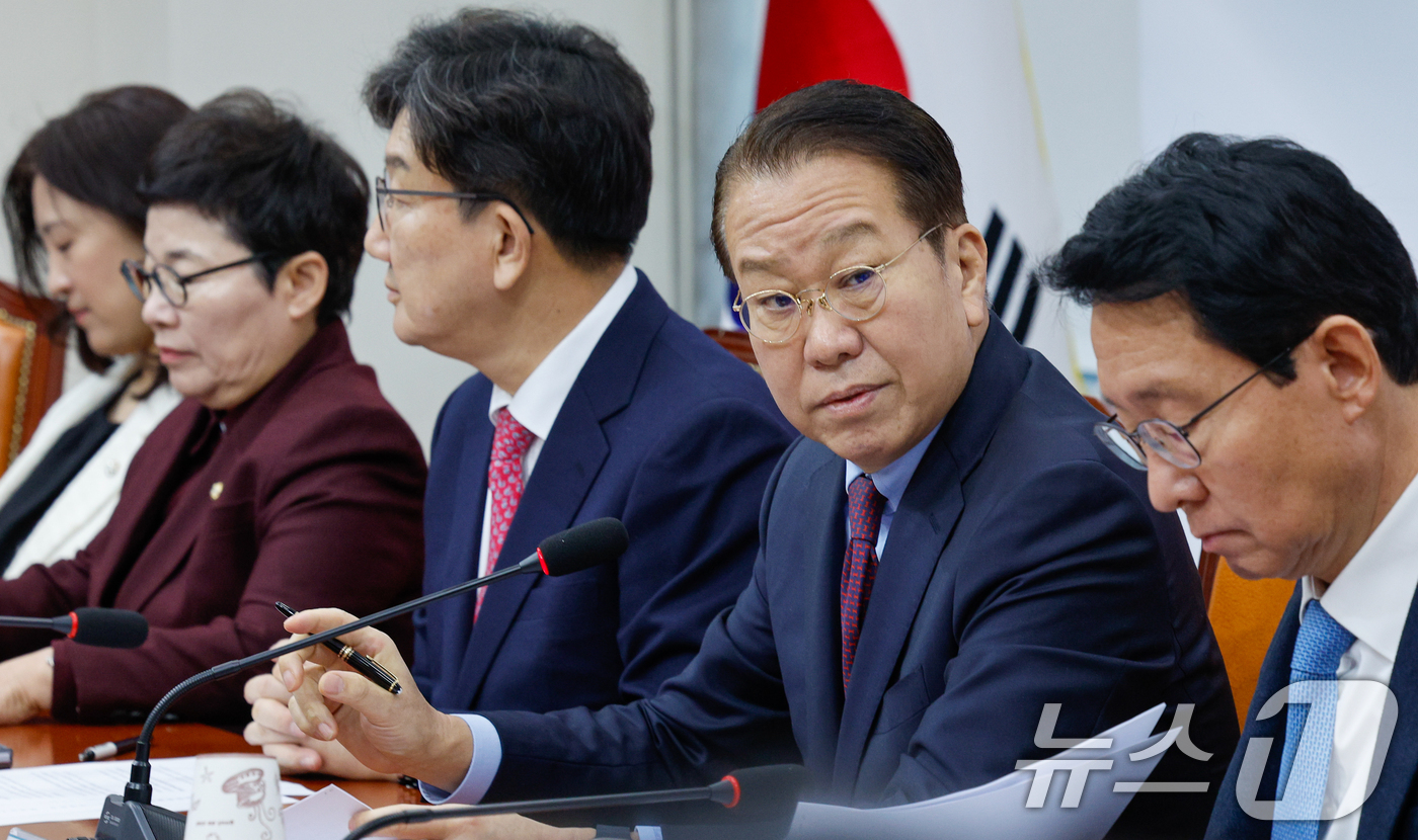 (서울=뉴스1) 안은나 기자 = 권영세 국민의힘 비상대책위원장이 17일 오전 서울 여의도 국회에서 열린 비상대책위원회의에 참석해 모두 발언하고 있다. 2025.2.17/뉴스1