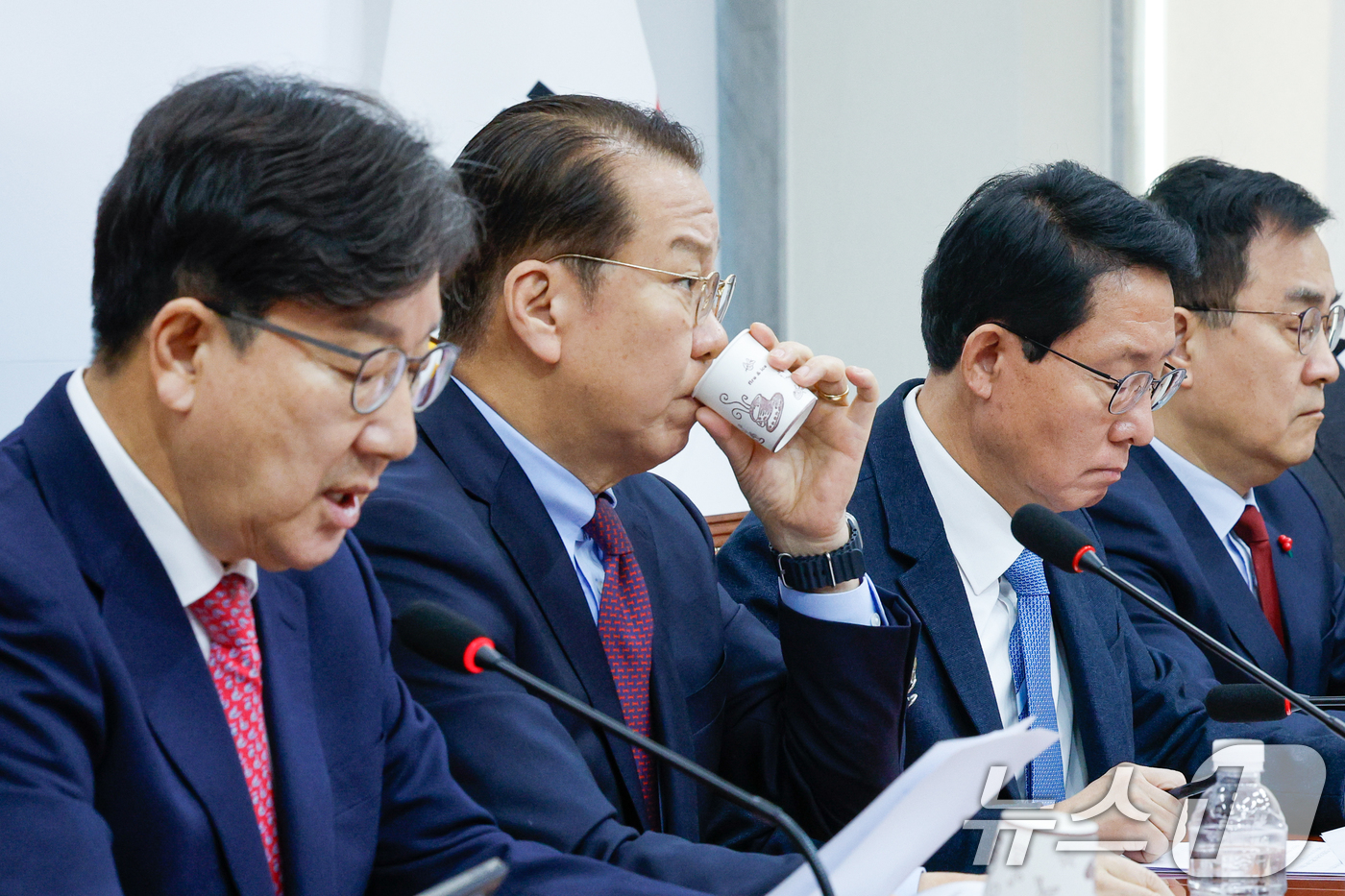 (서울=뉴스1) 안은나 기자 = 권영세 국민의힘 비상대책위원장이 17일 오전 서울 여의도 국회에서 열린 비상대책위원회의에 참석해 물을 마시고 있다. 2025.2.17/뉴스1