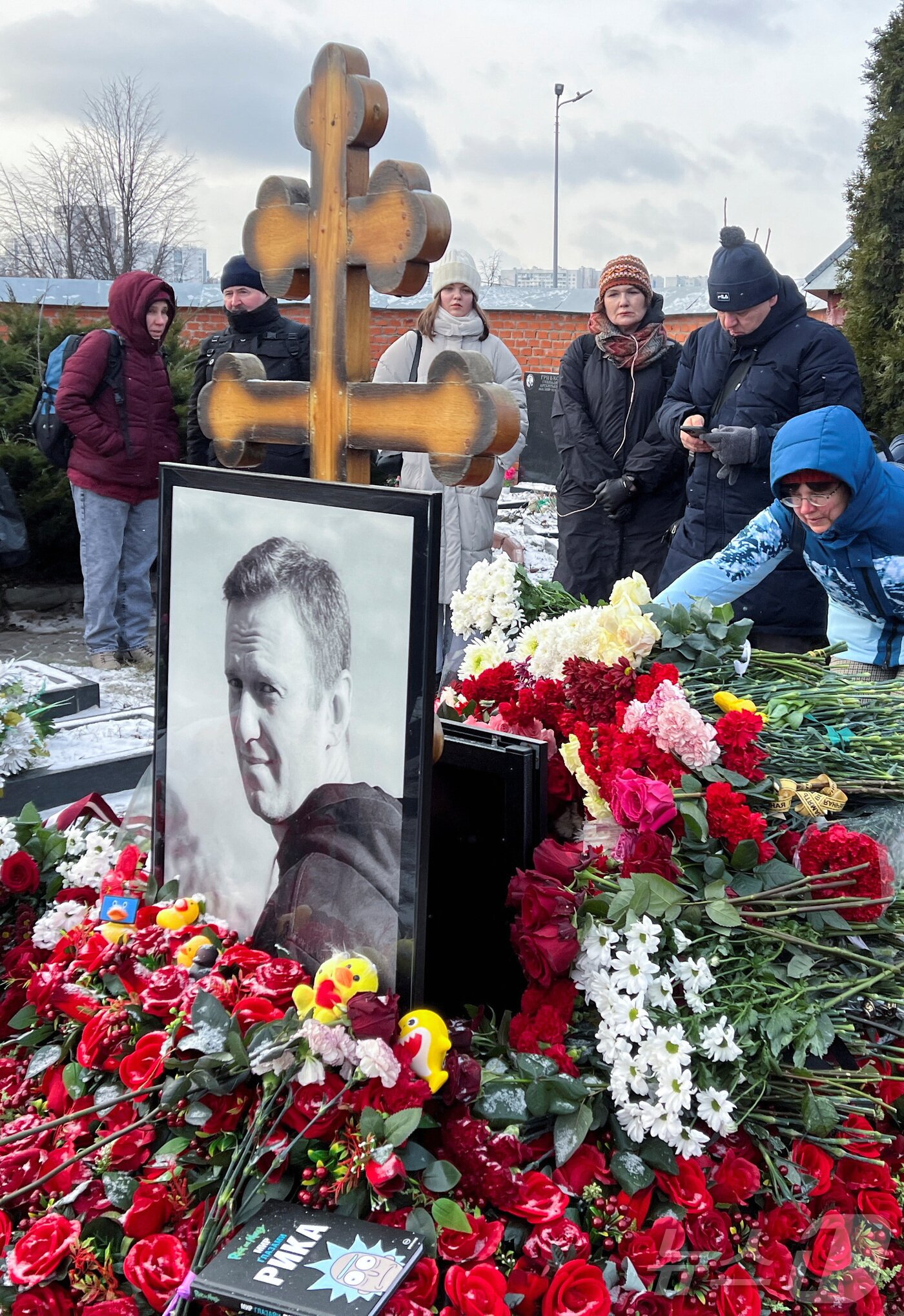 본문 이미지 - 16일(현지시간) 러시아 모스크바 보리솝스코예 묘지에 있는 알렉세이 나발니의 묘지에서 시민들이 나발니 사망1주기를 추모하고 있다. ⓒ 로이터=뉴스1