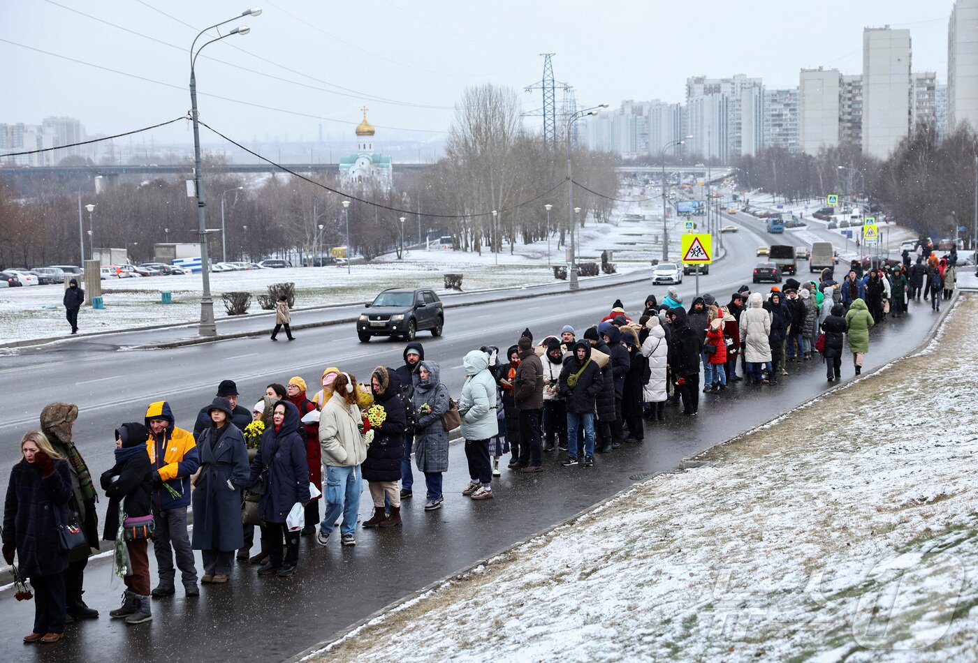 본문 이미지 - 16일(현지시간) 러시아 모스크바 보리솝스코예 묘지에 있는 알렉세이 나발니의 묘지에서 시민들이 나발니 사망1주기를 추모하고 있다. ⓒ 로이터=뉴스1