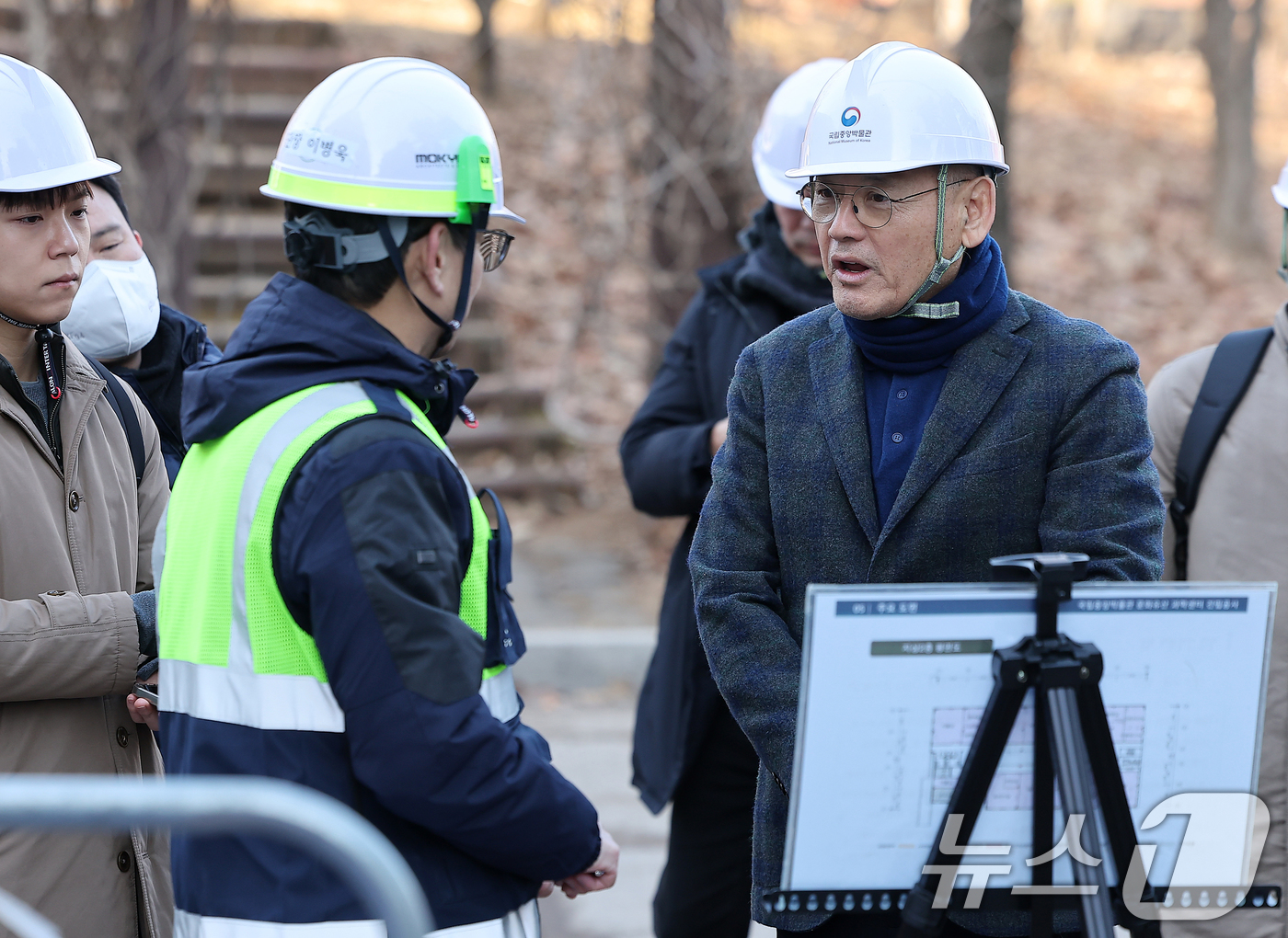 (서울=뉴스1) 김진환 기자 = 유인촌 문화체육관광부 장관이 17일 오전 서울 용산구 국립중앙박물관 내 건립 중인 '문화유산과학센터' 공사 현장을 찾아 안전관리 상황을 점검하고 있 …