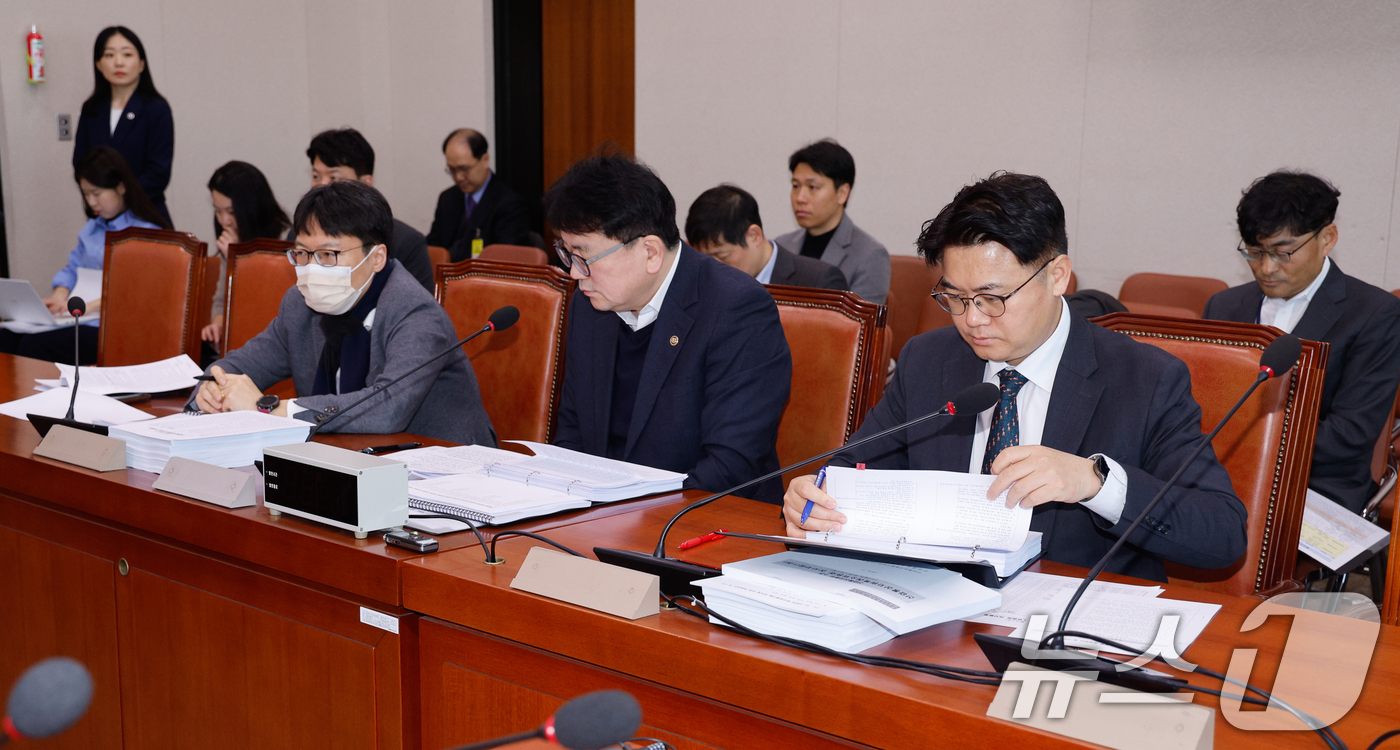 (서울=뉴스1) 안은나 기자 = 최남호 산업통상자원부 제2차관(가운데)이 17일 서울 여의도 국회 산업통상자원중소벤처기업위원회에서 반도체 특별법, 에너지 3법 등 논의를 위해 열린 …