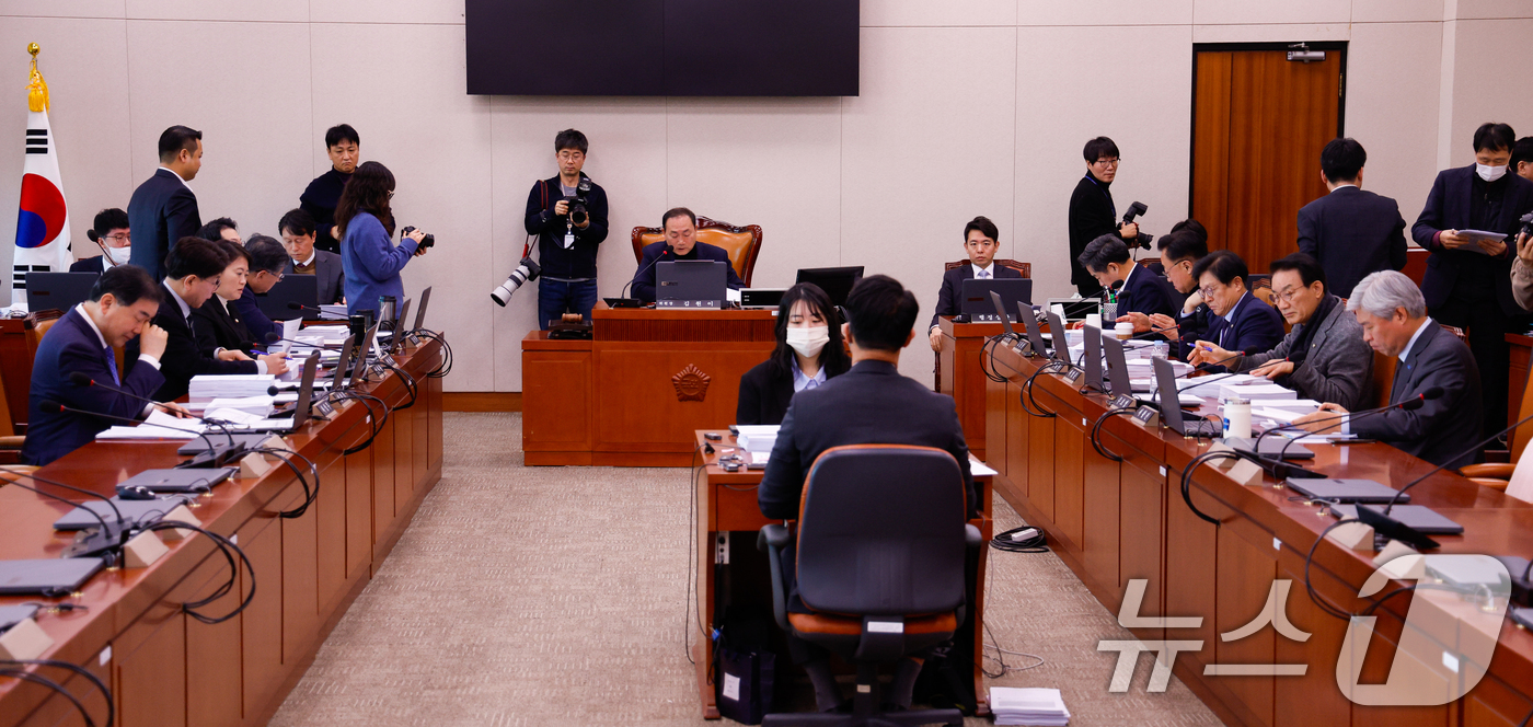 (서울=뉴스1) 안은나 기자 = 17일 서울 여의도 국회 산업통상자원중소벤처기업위원회에서 열린 제422회국회(임시회) 제1차 산업통상자원특허소위원회에서 김원이 소위원장이 반도체 특 …