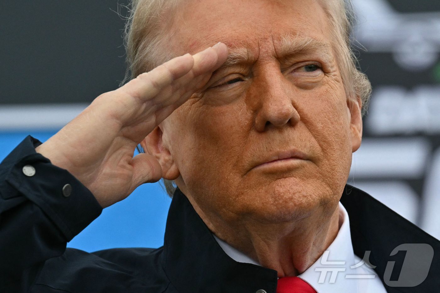 본문 이미지 - 도널드 트럼프 미국 대통령이 16일&#40;현지시간&#41; 플로리다주 데이토나 비치에서 열린 자동차 경주 대회인 &#39;데이토나 500&#39;에 참석을 하고 있다. 2025.02.17 ⓒ AFP=뉴스1 ⓒ News1 우동명 기자