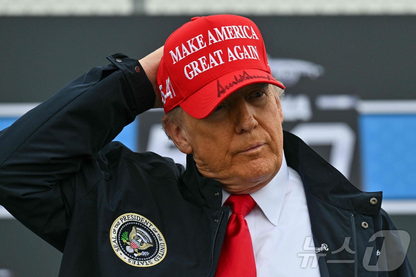 (데이토나 비치 AFP=뉴스1) 우동명 기자 = 도널드 트럼프 미국 대통령이 16일(현지시간) 플로리다주 데이토나 비치에서 열린 자동차 경주 대회인 '데이토나 500'에 MAGA …