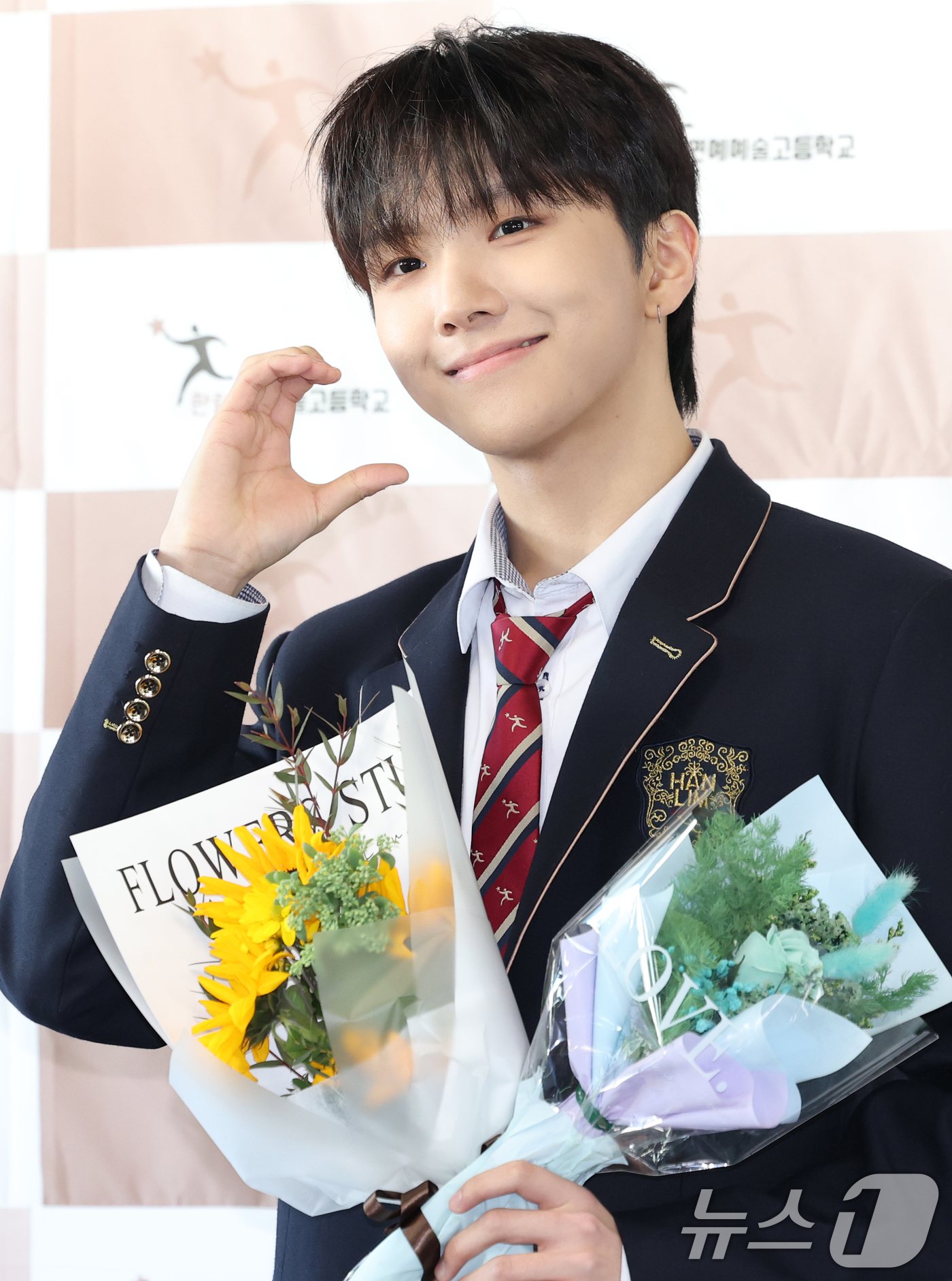 (서울=뉴스1) 권현진 기자 = 보이넥스트도어 운학이 17일 오전 서울 송파구 한림연예예술고등학교에서 진행된 14회 졸업식에 참석해 포즈를 취하고 있다. 2023.2.17/뉴스1