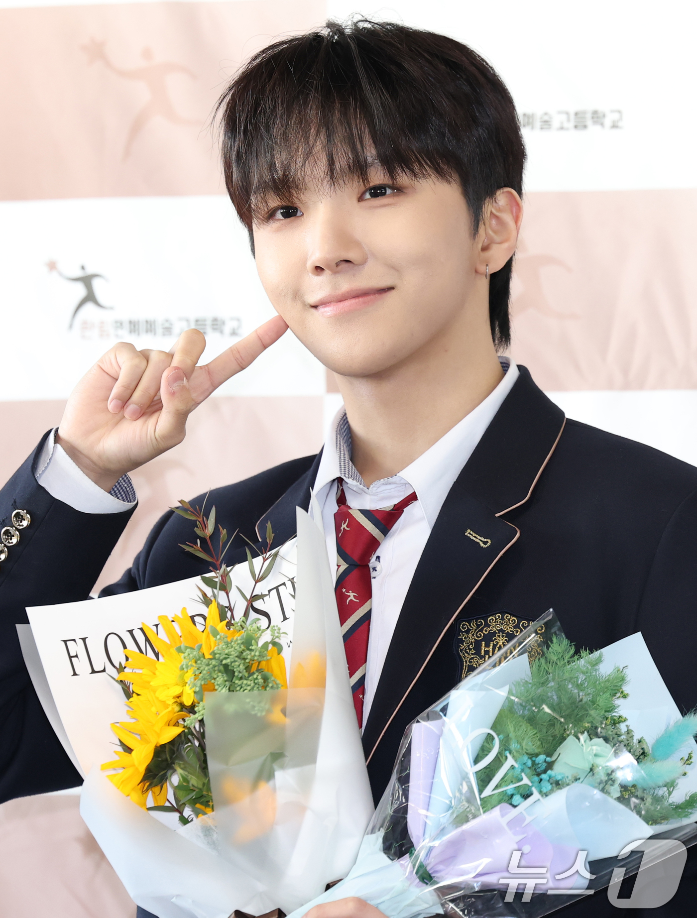 (서울=뉴스1) 권현진 기자 = 보이넥스트도어 운학이 17일 오전 서울 송파구 한림연예예술고등학교에서 진행된 14회 졸업식에 참석해 포즈를 취하고 있다. 2023.2.17/뉴스1