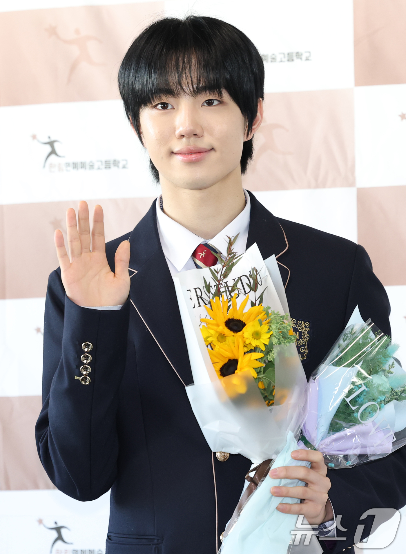 (서울=뉴스1) 권현진 기자 = 이븐의 박지후가 17일 오전 서울 송파구 한림연예예술고등학교에서 진행된 14회 졸업식에 참석해 포즈를 취하고 있다. 2023.2.17/뉴스1