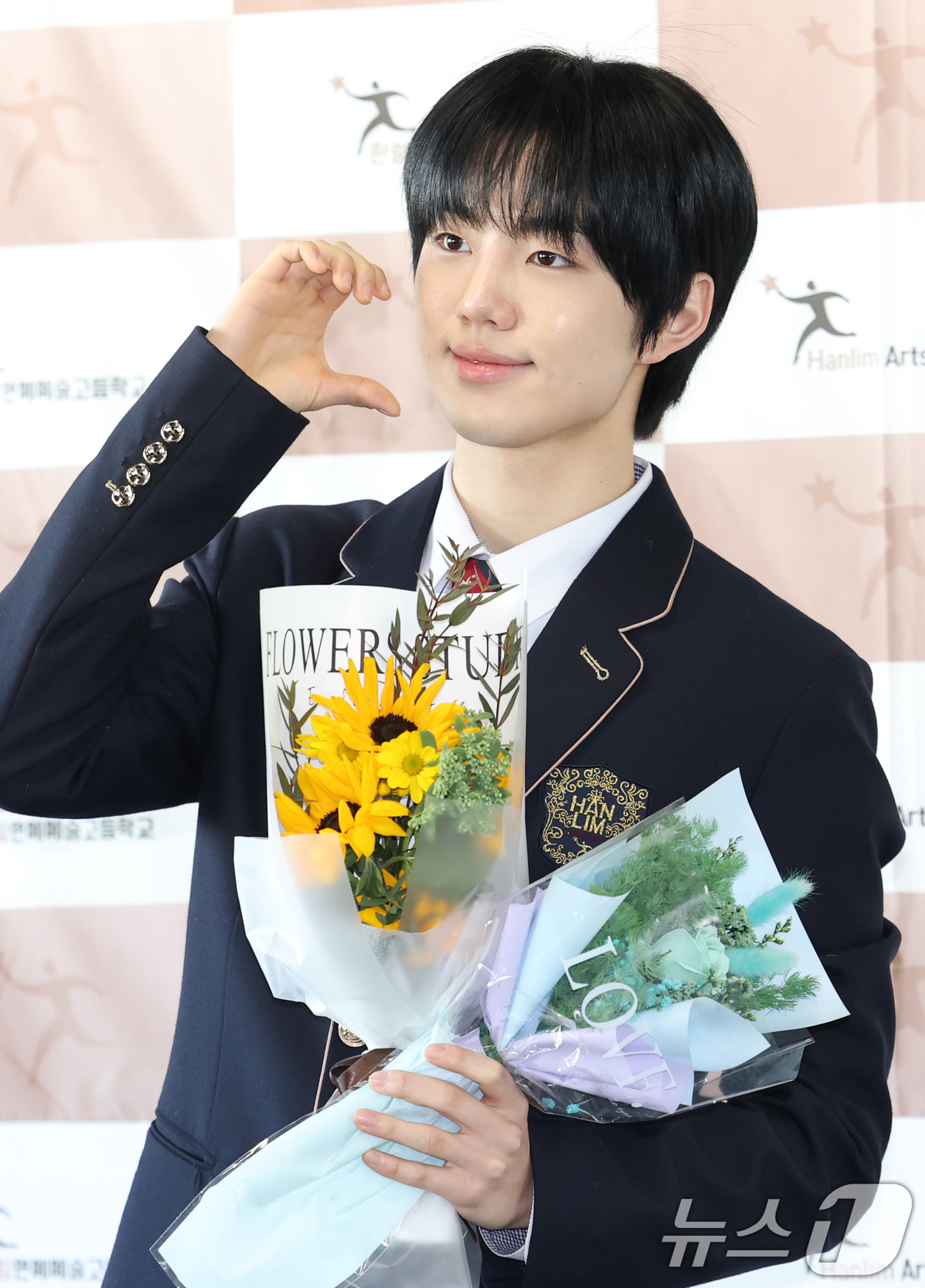 (서울=뉴스1) 권현진 기자 = 이븐의 박지후가 17일 오전 서울 송파구 한림연예예술고등학교에서 진행된 14회 졸업식에 참석해 포즈를 취하고 있다. 2023.2.17/뉴스1