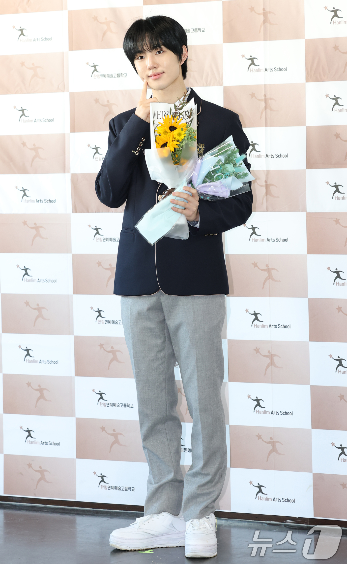 (서울=뉴스1) 권현진 기자 = 그룹 이븐의 박지후가 17일 오전 서울 송파구 한림연예예술고등학교에서 진행된 14회 졸업식에 참석해 포즈를 취하고 있다. 2023.2.17/뉴스1