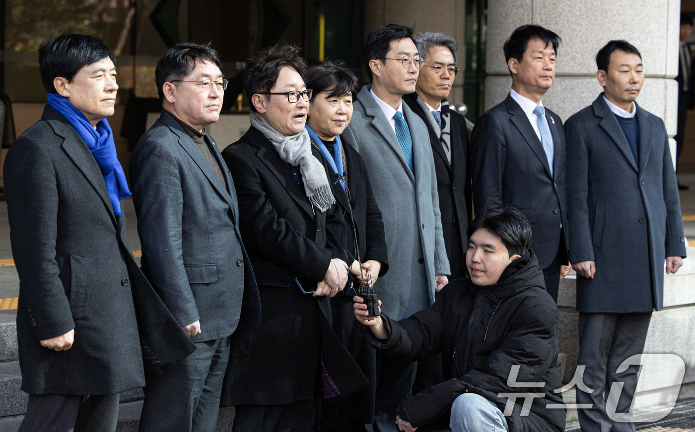 (서울=뉴스1) 이재명 기자 = 서울서부지방법원 난동 사건 현장방문에 나선 박범계 국회 법제사법위원회 더불어민주당 간사를 비롯한 의원들이 17일 오전 서울 마포구 서부지법에서 언론 …