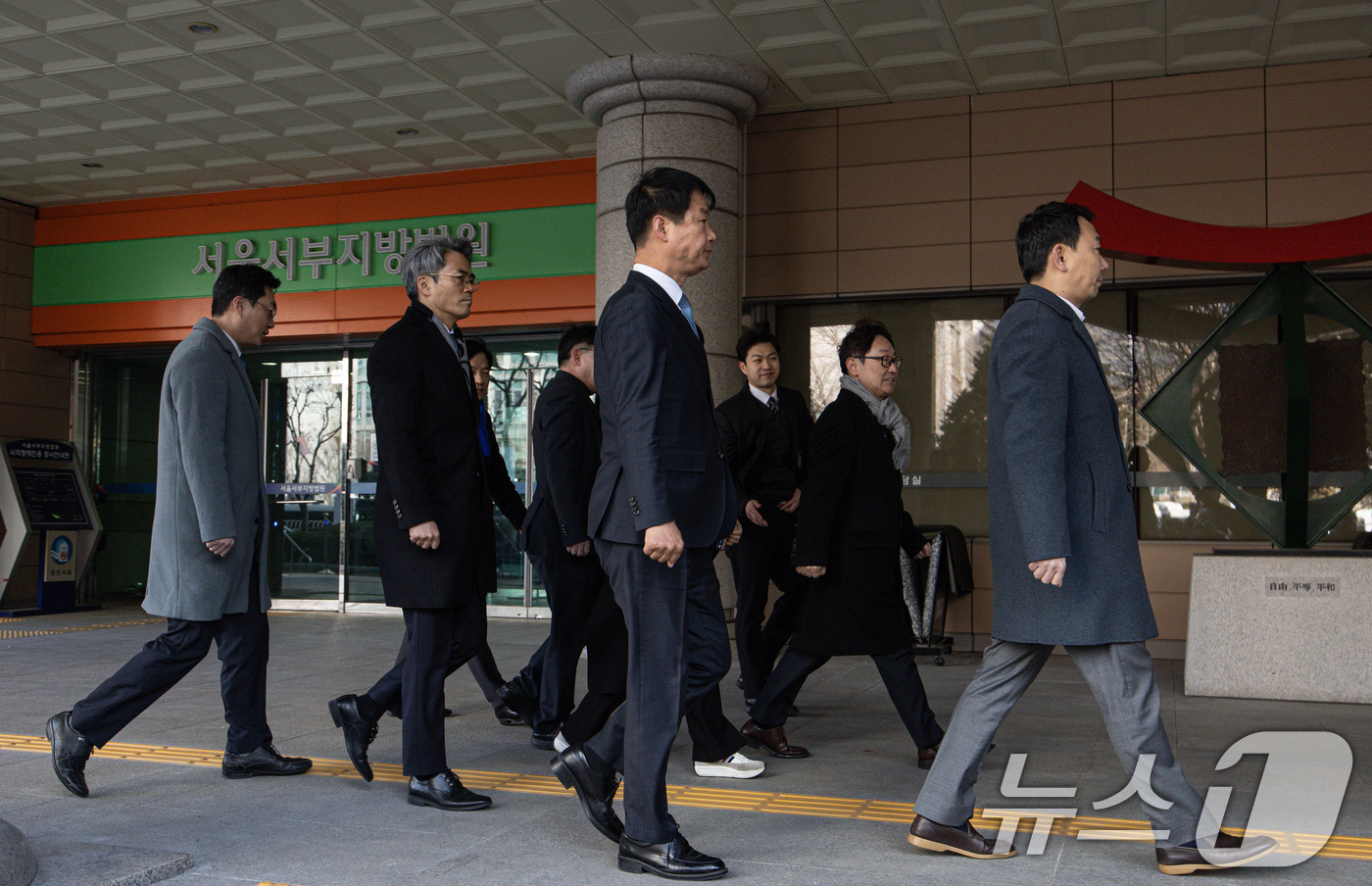 (서울=뉴스1) 이재명 기자 = 박범계 국회 법제사법위원회 더불어민주당 간사를 비롯한 의원들이 17일 서울지방법원 난동 사건 현장방문을 하기 위해 서울 마포구 서울지법으로 들어서고 …