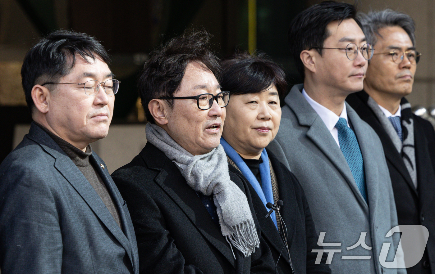 (서울=뉴스1) 이재명 기자 = 서울서부지방법원 난동 사건 현장방문에 나선 박범계 국회 법제사법위원회 더불어민주당 간사를 비롯한 의원들이 17일 오전 서울 마포구 서부지법에서 언론 …