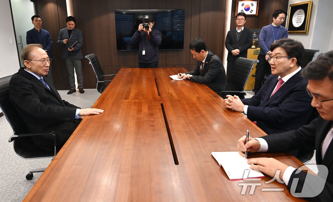 본문 이미지 - 이명박 전 대통령이 17일 서울 서초구 이명박재단사무실에서 권성동 국민의힘 원내대표를 만나 대화를 나누고 있다. &#40;공동취재&#41;2025.2.17/뉴스1 ⓒ News1 박세연 기자