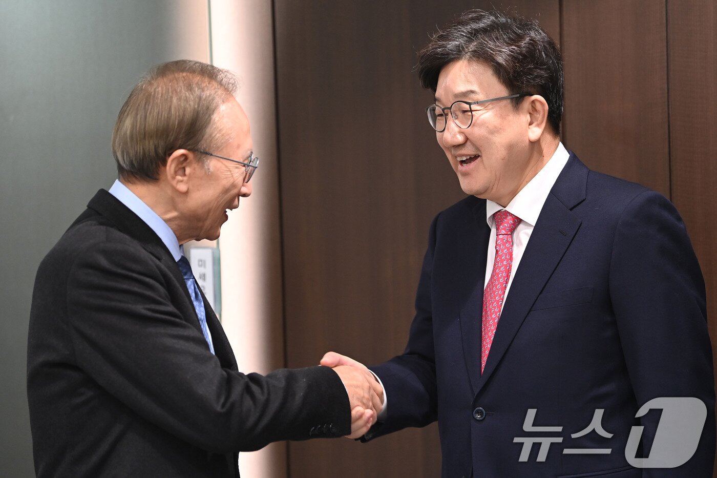 본문 이미지 - 이명박 전 대통령이 17일 서울 서초구 이명박재단사무실에서 권성동 국민의힘 원내대표를 만나 인사를 나누고 있다. &#40;공동취재&#41;2025.2.17/뉴스1 ⓒ News1 박세연 기자