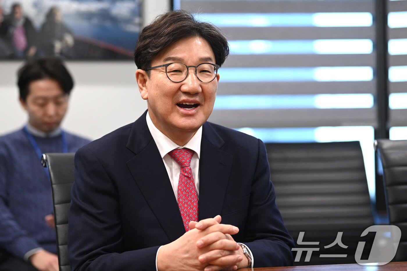 본문 이미지 - 권성동 국민의힘 원내대표가 17일 서울 서초구 이명박재단 사무실을 찾아 이명박 전 대통령과 대화를 하고 있다. &#40;공동취재&#41;2025.2.17/뉴스1 ⓒ News1 박세연 기자