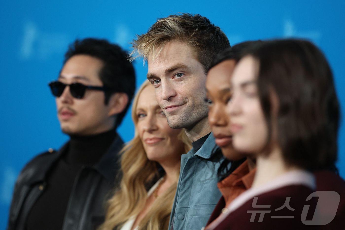 본문 이미지 - 로버트 패틴슨, 스티븐 연 등이 독일 베를린에서 열린 '제75회 베를린국제영화제'의 영화 '미키 17'포토콜에서 포즈를 취하고 있다. ⓒ AFP=뉴스1
