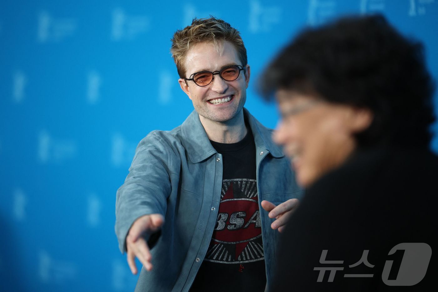 본문 이미지 -  로버트 패틴슨과 봉준호 감독이 독일 베를린에서 열린 '제75회 베를린국제영화제'의 영화 '미키 17' 포토콜에서 포즈를 취하고 있다. ⓒ AFP=뉴스1