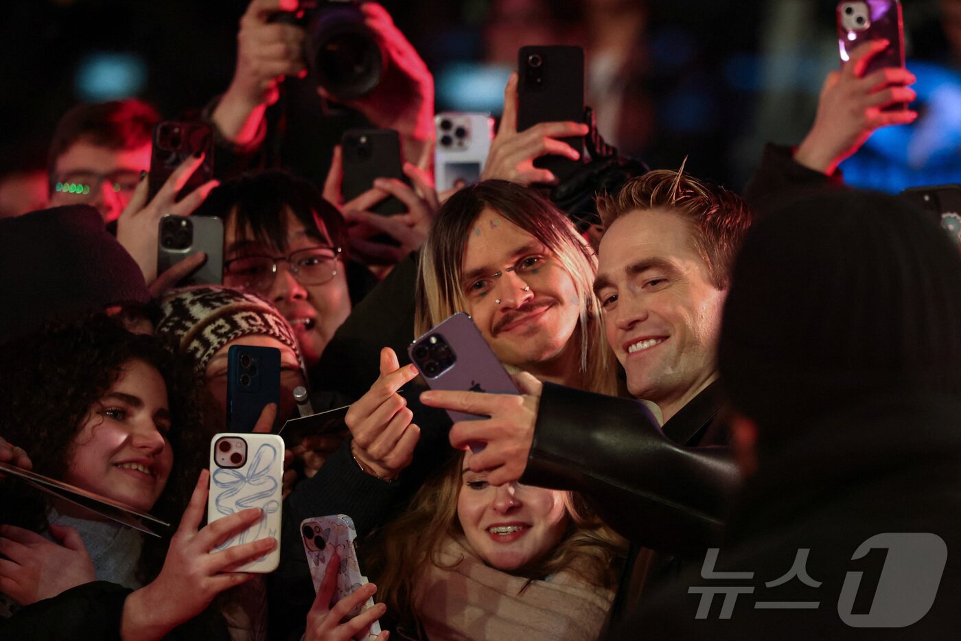 본문 이미지 - 봉준호 감독과 로버트 패틴슨이 독일 베를린에서 열린 '제75회 베를린국제영화제'에서 영화 '미키 17'상영회에 참석하며 팬들과 기념촬영을 하고 있다. ⓒ 로이터=뉴스1