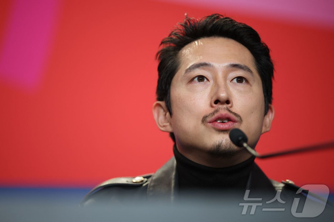 본문 이미지 - 스티븐 연이 독일 베를린에서 열린 '제75회 베를린국제영화제'의 '미키 17' 기자간담회에서 발언을 하고 있다. ⓒ AFP=뉴스1