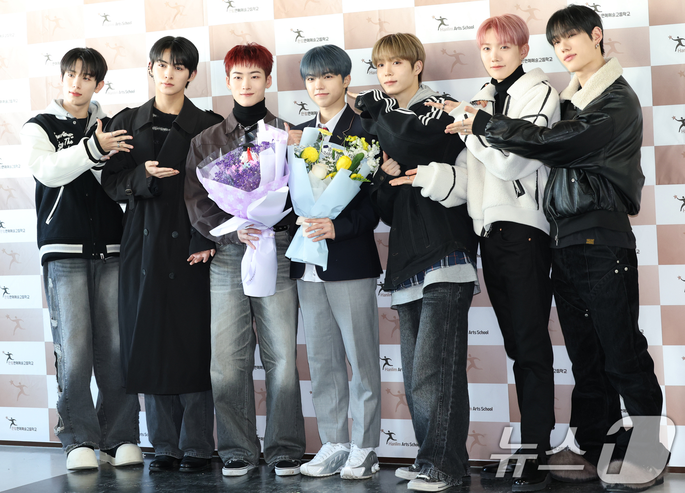 (서울=뉴스1) 권현진 기자 = 그룹 올아워즈가 17일 오전 서울 송파구 한림연예예술고등학교에서 진행된 14회 졸업식에 참석해 온의 졸업을 축하고 있다. 2023.2.17/뉴스1