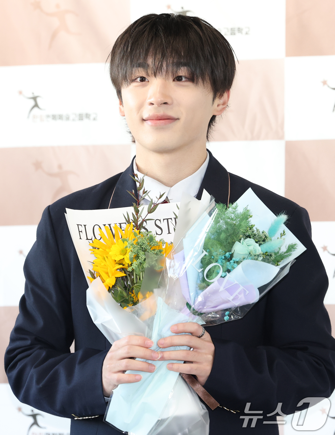 (서울=뉴스1) 권현진 기자 = 가수 박태훈이 17일 오전 서울 송파구 한림연예예술고등학교에서 진행된 14회 졸업식에 참석해 포즈를 취하고 있다. 2023.2.17/뉴스1