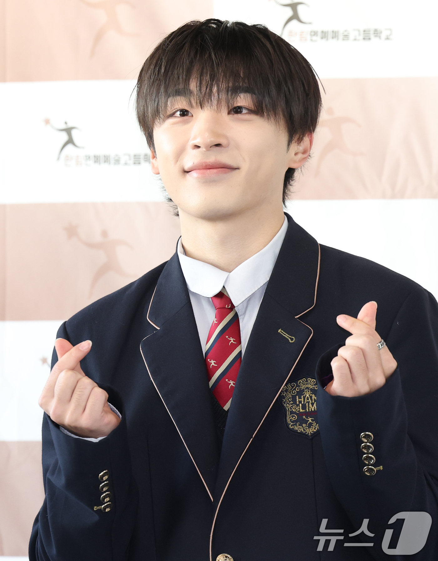 (서울=뉴스1) 권현진 기자 = 가수 박태훈이 17일 오전 서울 송파구 한림연예예술고등학교에서 진행된 14회 졸업식에 참석해 포즈를 취하고 있다. 2023.2.17/뉴스1