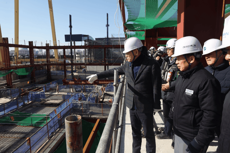 본문 이미지 - 유인촌 문체부 장관이 17일 서울 마포구 &#39;당인리 문화창작발전소&#39;도 방문해 안전관리 상황을 점검했다.