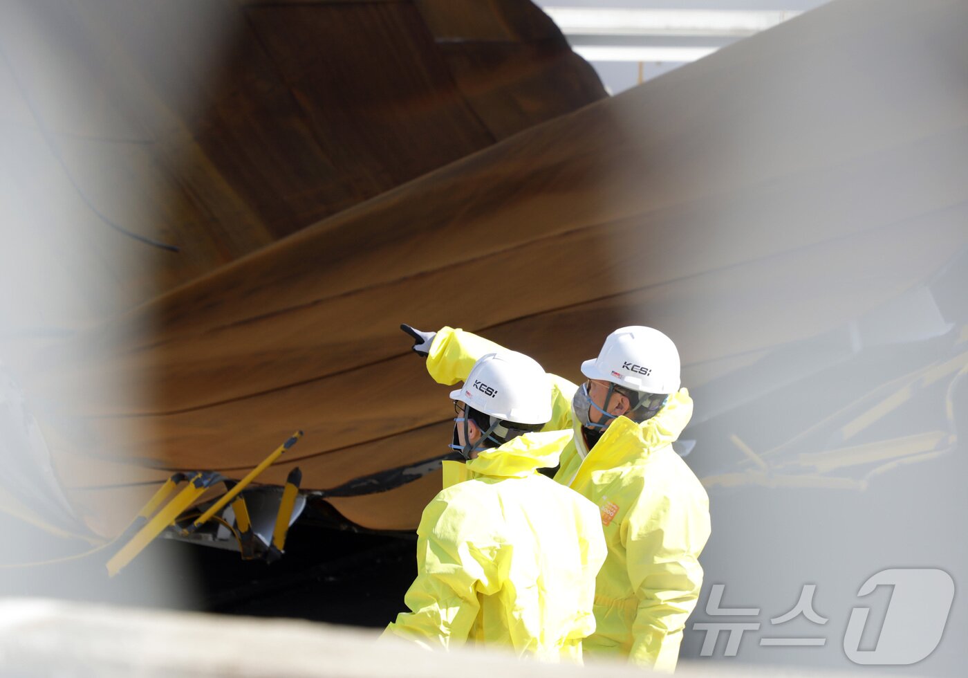 본문 이미지 - 지난 10일 2명의 사상자를 낸 울산 유나이티드터미널코리아(UTK) 유류 저장탱크 폭발사고의 정확한 사고 원인 규명을 위한 합동감식이 17일 진행되고 있다. 이날 합동감식에는 울산해경, 울산지방검창청, 부산경찰청 감식팀 등 8개기관 32명이 참여했다. 2025.2.17/뉴스1 ⓒ News1 김지혜 기자