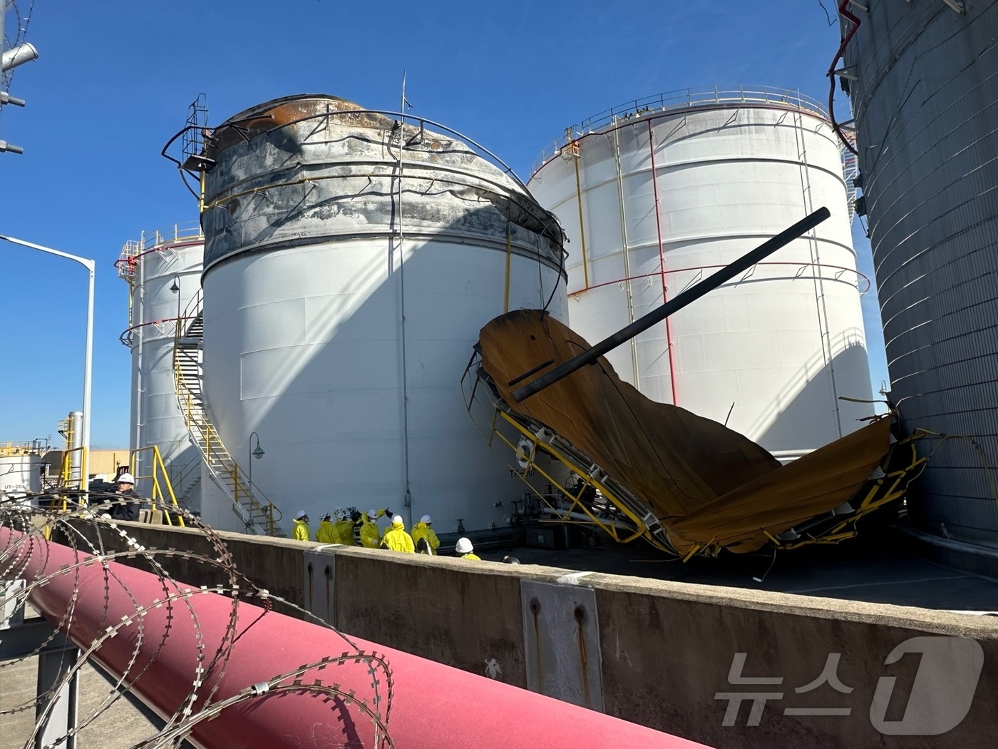 (울산=뉴스1) 김지혜 기자 = 지난 10일 2명의 사상자를 낸 울산 유나이티드터미널코리아(UTK) 유류 저장탱크 폭발사고의 정확한 사고 원인 규명을 위한 합동감식이 17일 진행되 …