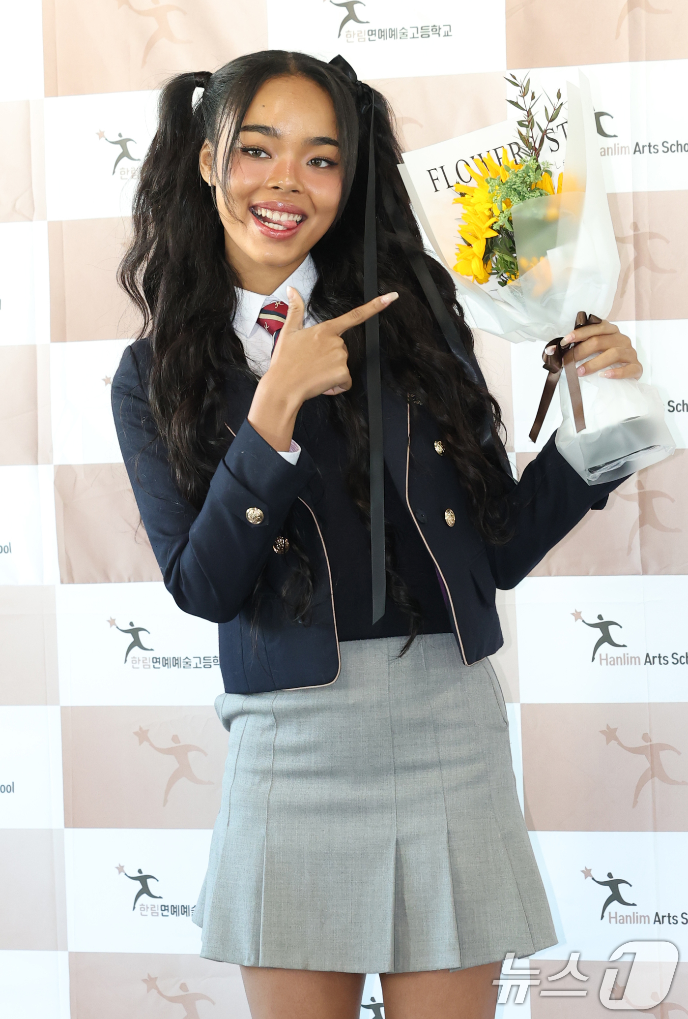 (서울=뉴스1) 권현진 기자 = 모델 박제니가 17일 오전 서울 송파구 한림연예예술고등학교에서 진행된 14회 졸업식에 참석해 포즈를 취하고 있다. 2023.2.17/뉴스1