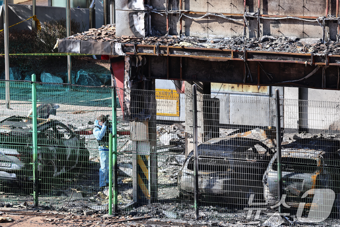 (서울=뉴스1) 김도우 기자 = 17일 서울 성동구 무학여자고등학교 화재현장에서 경찰과 과학수사대 화재감식팀, 소방 등 관계자들이 화재원인을 밝히기 위해 합동감식을 하고 있다. 2 …