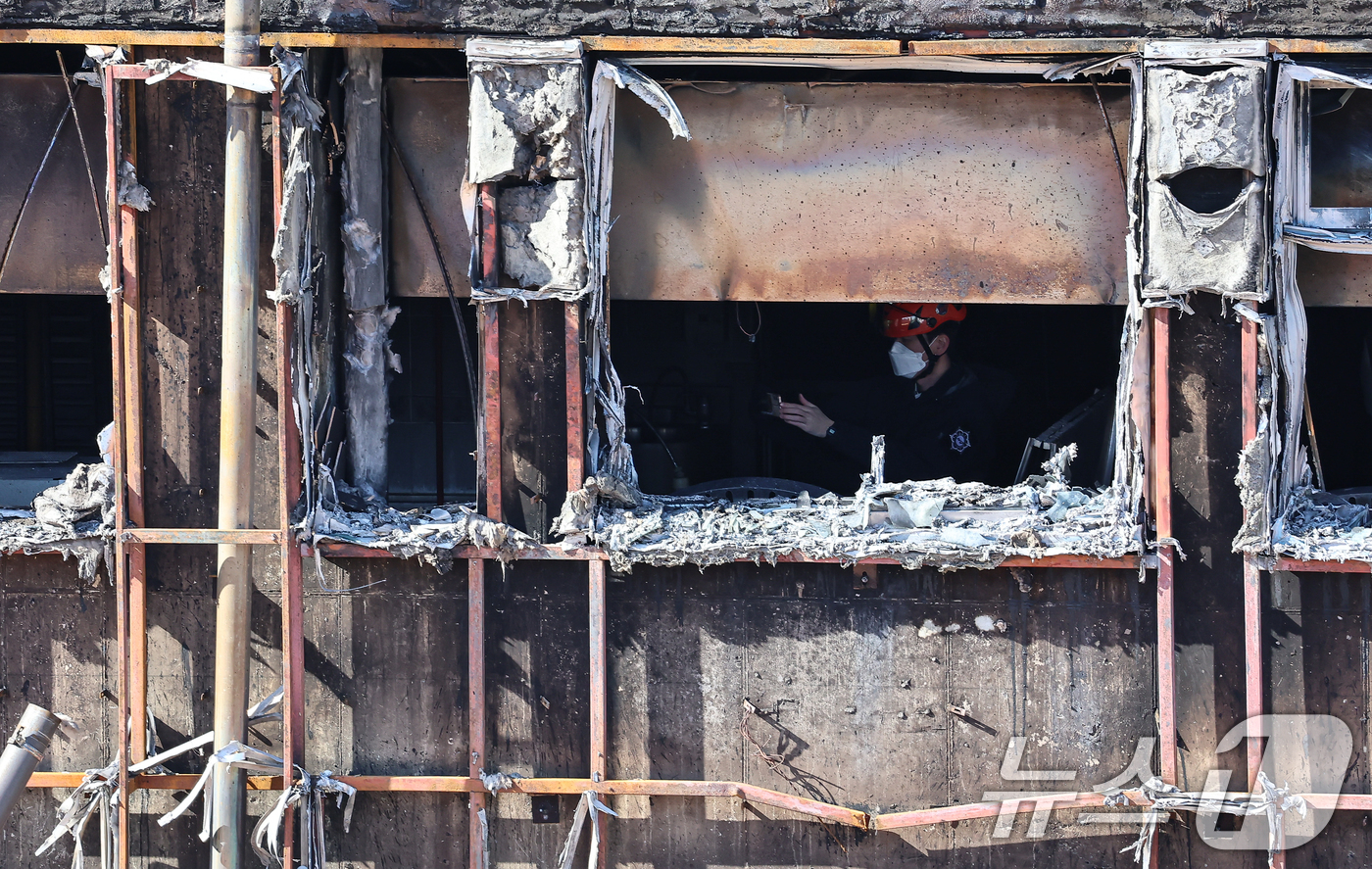(서울=뉴스1) 김도우 기자 = 17일 서울 성동구 무학여자고등학교 화재현장에서 경찰과 과학수사대 화재감식팀, 소방 등 관계자들이 화재원인을 밝히기 위해 합동감식을 하고 있다. 2 …