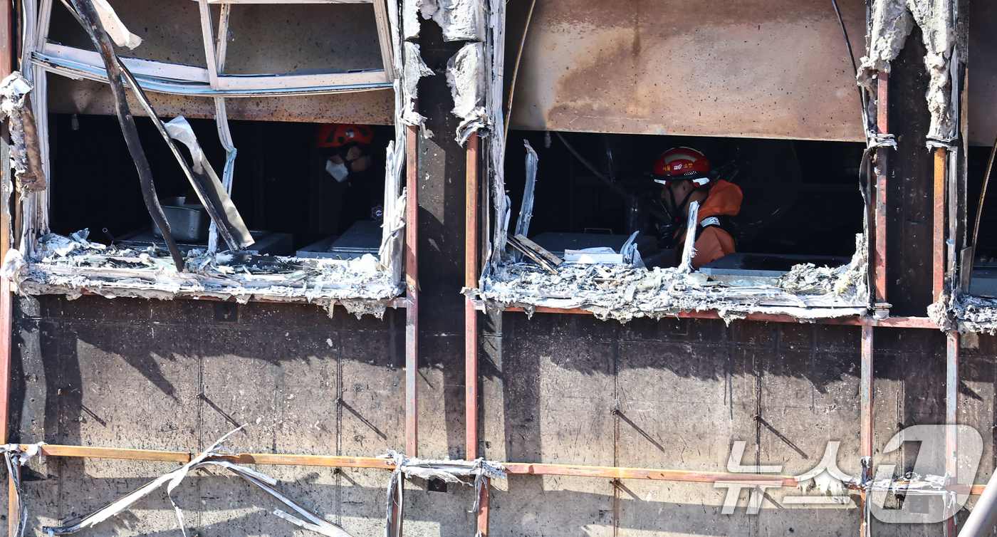 (서울=뉴스1) 김도우 기자 = 17일 서울 성동구 무학여자고등학교 화재현장에서 경찰과 과학수사대 화재감식팀, 소방 등 관계자들이 화재원인을 밝히기 위해 합동감식을 하고 있다. 2 …