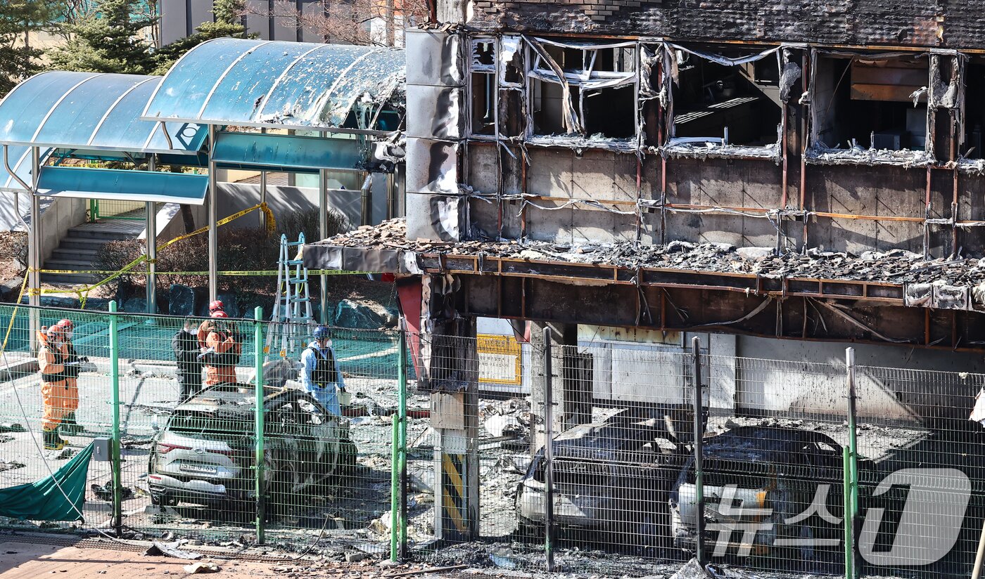 본문 이미지 - 17일 서울 성동구 무학여자고등학교 화재현장에서 경찰과 과학수사대 화재감식팀, 소방 등 관계자들이 합동 감식을 하기 위해 이동하고 있다. 2025.2.17/뉴스1 ⓒ News1 김도우 기자