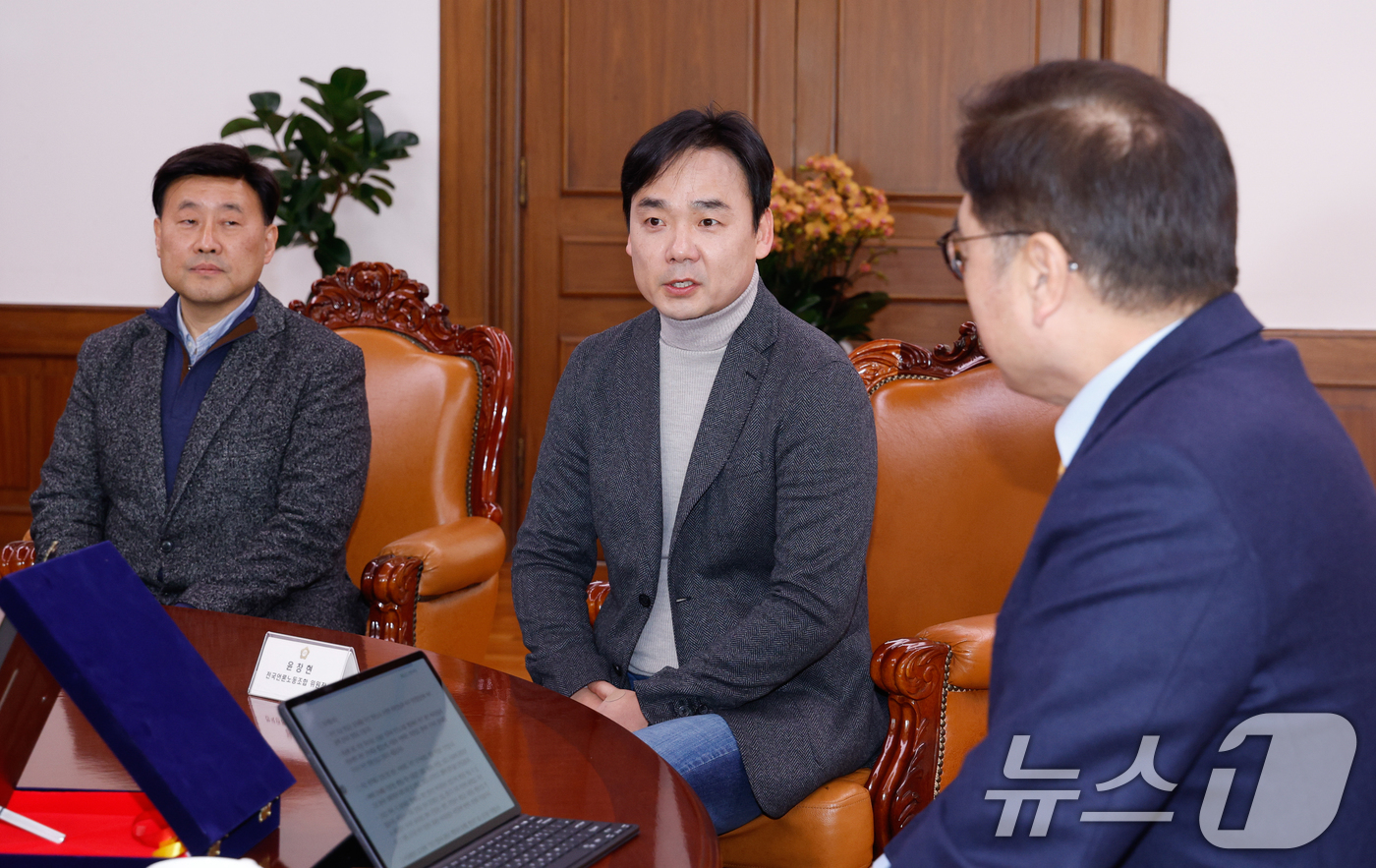 (서울=뉴스1) 안은나 기자 = 윤창현 전국언론노동조합 위원장이 17일 서울 여의도 국회에서 우원식 국회의장에게 언론현업단체 계엄 조기 해제 감사패를 전달한 뒤 인사말을 하고 있다 …