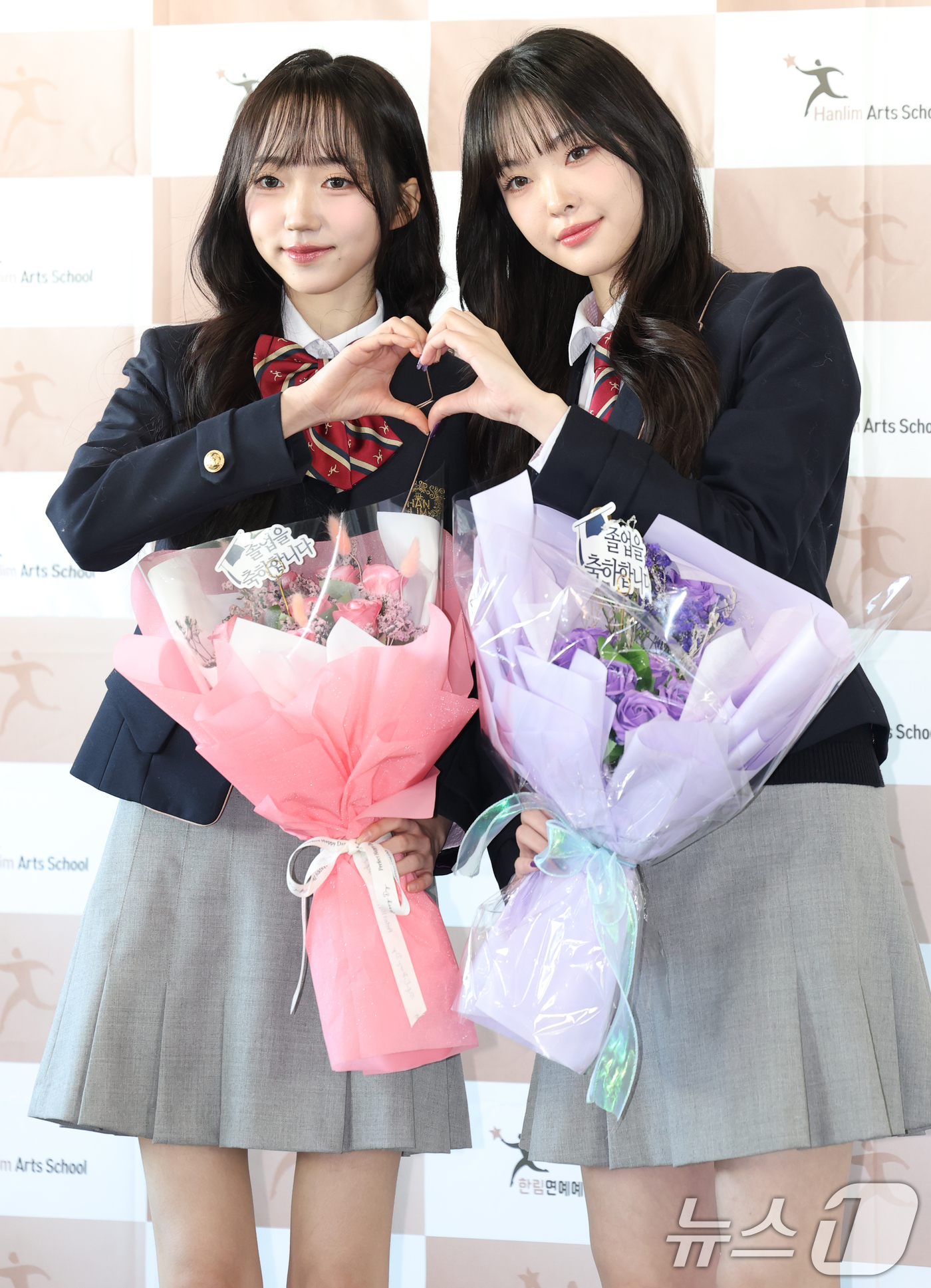 (서울=뉴스1) 권현진 기자 = 그룹 트리플에스 박시온과 카와카미 린(오른쪽)이 17일 오전 서울 송파구 한림연예예술고등학교에서 진행된 14회 졸업식에 참석해 포즈를 취하고 있다. …