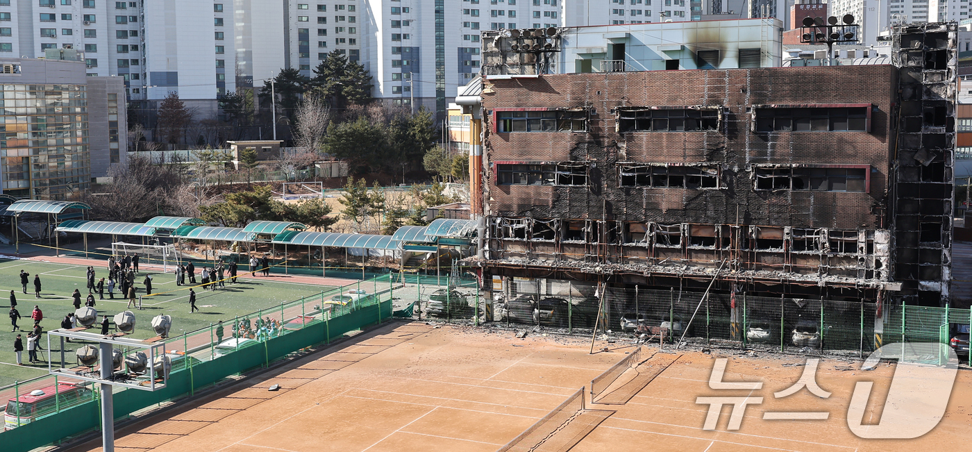 (서울=뉴스1) 김도우 기자 = 17일 서울 성동구 무학여자고등학교 화재현장에서 경찰과 과학수사대 화재감식팀, 소방 등 관계자들이 화재원인을 밝히기 위해 합동감식을 하고 있다. 2 …