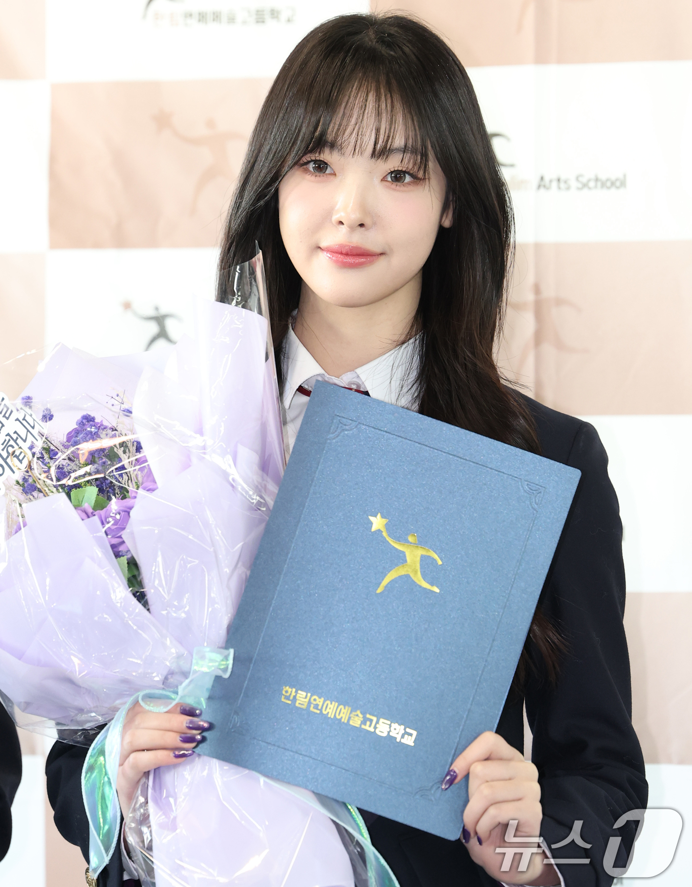 (서울=뉴스1) 권현진 기자 = 그룹 트리플에스 카와카미 린이 17일 오전 서울 송파구 한림연예예술고등학교에서 진행된 14회 졸업식에 참석해 포즈를 취하고 있다. 2023.2.17 …