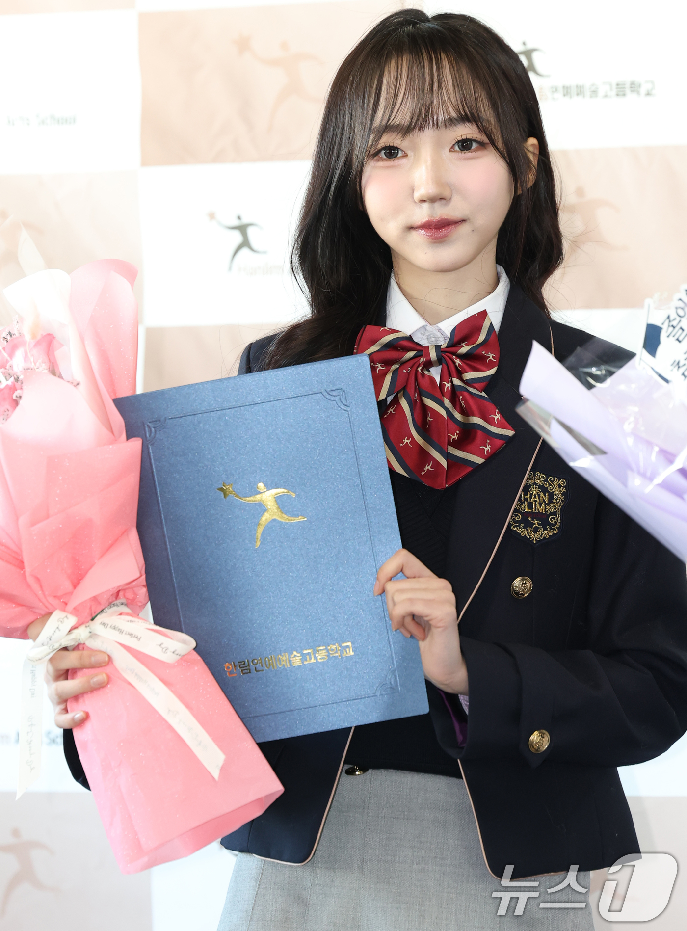 (서울=뉴스1) 권현진 기자 = 그룹 트리플에스 박시온이 17일 오전 서울 송파구 한림연예예술고등학교에서 진행된 14회 졸업식에 참석해 포즈를 취하고 있다. 2023.2.17/뉴스 …