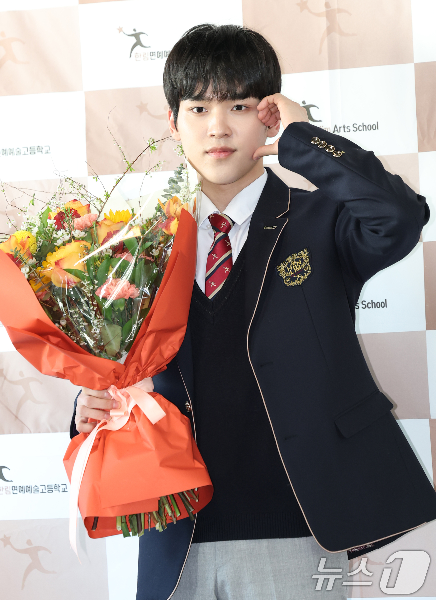 (서울=뉴스1) 권현진 기자 = 배우 문성현이 17일 오전 서울 송파구 한림연예예술고등학교에서 진행된 14회 졸업식에 참석해 포즈를 취하고 있다. 2023.2.17/뉴스1