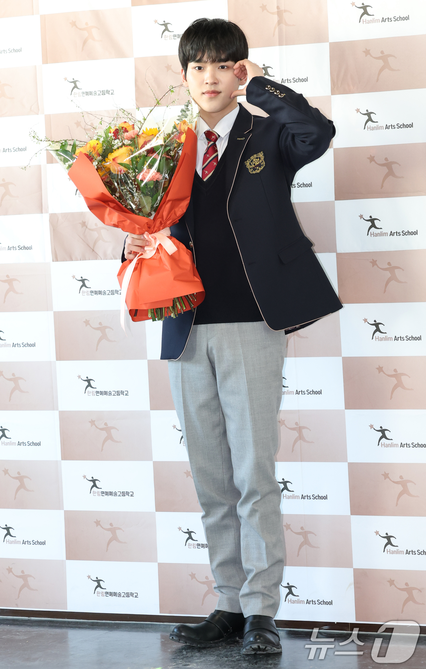 (서울=뉴스1) 권현진 기자 = 배우 문성현이 17일 오전 서울 송파구 한림연예예술고등학교에서 진행된 14회 졸업식에 참석해 포즈를 취하고 있다. 2023.2.17/뉴스1